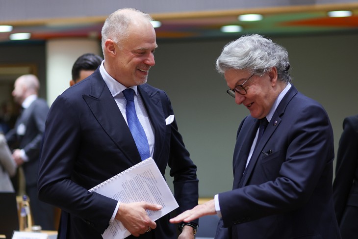 Szalay-Bobrovniczky Kristóf honvédelmi miniszter és Thierry Breton, az Európai Bizottságnak az EU belső piacáért felelős biztosa az EU-tagországok védelmi minisztereinek találkozóján Brüsszelben 2023. november 14-én. Fotó: MTI/EPA/Olivier Hoslet 