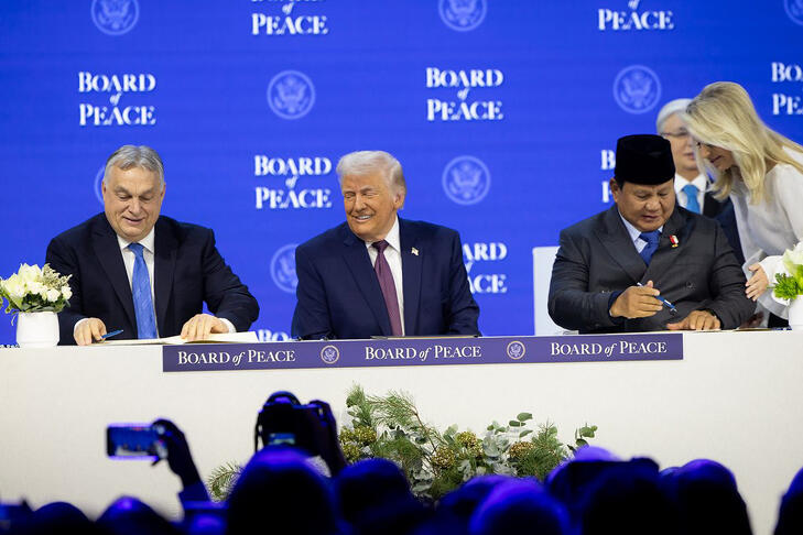 Orbán Viktor és Donald Trump a Béketanács alapításakor - ha a magyar állam nem ismeri el, akkor semmilyen nemzetközi pozíció nem ad mentességet