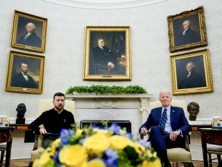 Joe Biden amerikai (j) és Volodimir Zelenszkij ukrán elnök megbeszélést folytat a washingtoni Fehér Ház Ovális irodájában 2024. szeptember 26-án.