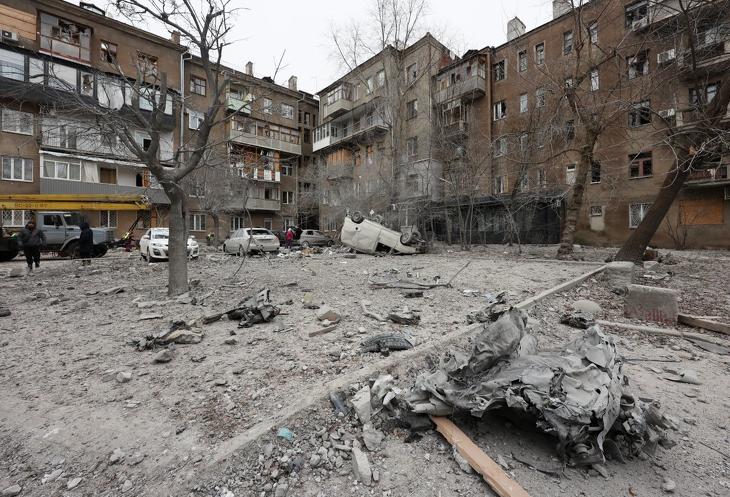 Megsérült autó és roncsok Harkivban 2023. december 8-án, miután orosz rakétatámadás érte a kelet-ukrajnai várost. Fotó: MTI/EPA