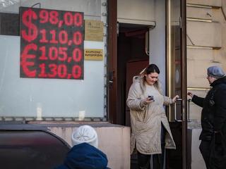 Se dollár, se euró: az orosz lakosság nem vehet nyugati készpénzt