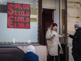 Se dollár, se euró: az orosz lakosság nem vehet nyugati készpénzt