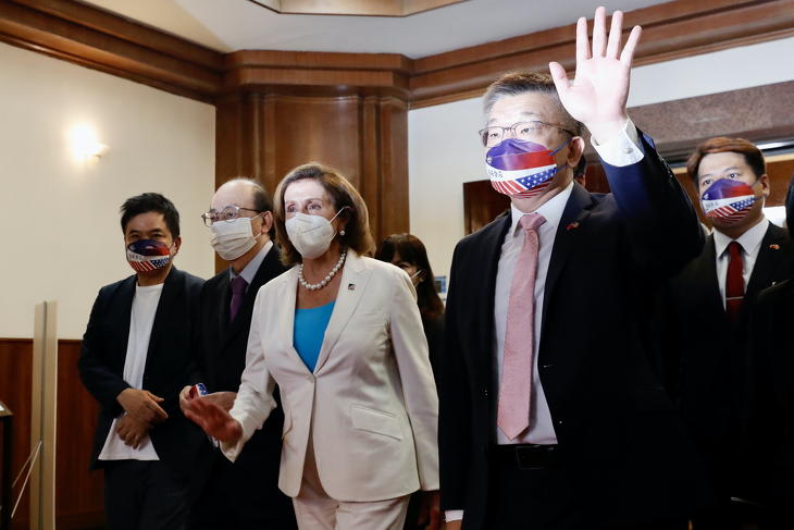 Nancy Pelosi, az amerikai képviselőház elnöke (k) a tajpeji parlamentbe érkezik, a balján Caj Csi-csang tajvani parlamenti alelnök 2022. augusztus 3-án. Az utóbbi 25 évben Pelosi a legmagasabb rangú amerikai politikus, aki felkereste Tajvant. A látogatás miatt kiéleződött a feszültség a Tajvant magáénak tudó Kína és az Egyesült Államok között. Fotó: MTI/EPA/Ritchie B. Tongo