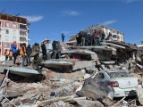 Áldozatok után kutatnak mentőalakulatok tagjai és civilek egy lakóház romjai között a földrengés sújtotta délkelet-törökországi Adiyamanban 2023. február 8-án. Két nappal korábban több erős földrengés rázta meg Törökország délkeleti és Szíria északi részét, a legnagyobb rengés egyes mérések szerint a 7,8-as erősséget is elérte. A természeti katasztrófa halálos áldozatainak száma meghaladja a tizenegyezret. MTI/EPA/Necati Savas