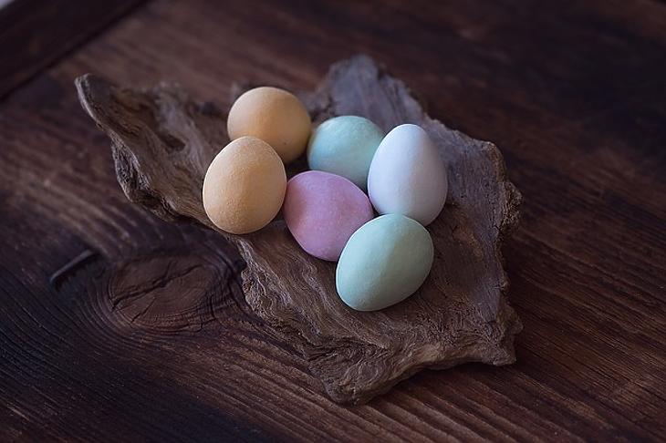 Felejtsd el az ételfestéket: gondolnád, hogy ezzel is lehet tojást festeni?