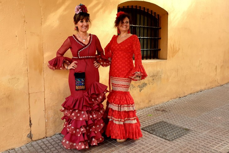 A legtöbb sevillai nő ruhatárában ma is ott a határozottságot sugalló, díszes népviselet. Fotó: Privátbankár/Vágó Ágnes 
