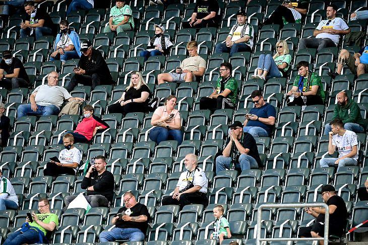 Szétültetett nézők a Borussia Mönchengladbach - SpVgg Greuther Fuerth felkészülési mérkőzésen a Borussia-Parkban Mönchengladbachban 2020. augusztus 27-én. A találkozóra 300 nézőt engedtek be. EPA/SASCHA STEINBACH