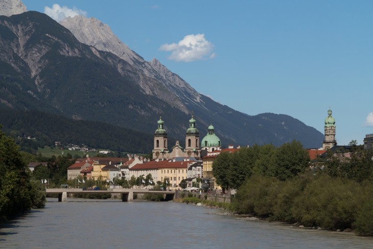 A hegyekkel körülvett Innsbruck, előtérben az Inn folyó.  Fotó: Wikipédia/Michielverbeek