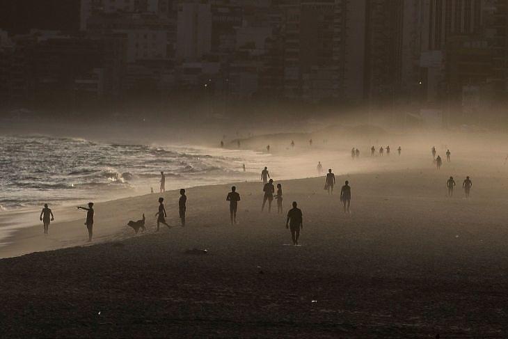 Emberek az Ipanema strandon Rio de Janeiróban 2020. április másodikán. EPA/Antonio Lacerda 
