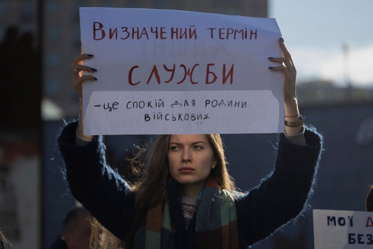 A férjét hazaváró Katerina Zahidko az ukrán katonák leszerelést követelő hozzátartozói tüntetésen a kijevi Függetlenség terén 2023. október 27-én. A családtagok a több mint másfél éve az Ukrajna elleni orosz háborúban szolgáló szeretteik hazaengedését követelik. A felirat jelentése: a szolgálati idő meghatározása nyugalmat ad a katonák családjának. Fotó: MTI/AP