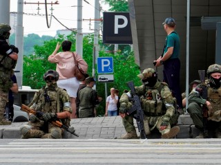 A Wagner fegyveresei Rosztov-na-Donu belvárosában 2023. június 24-én. Fotó: EPA/STRINGER 