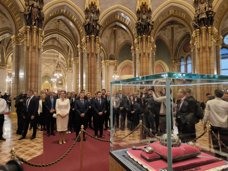 Magyar Péter megérkezett a parlamentbe, ekkor még leendő miniszterelnökként 