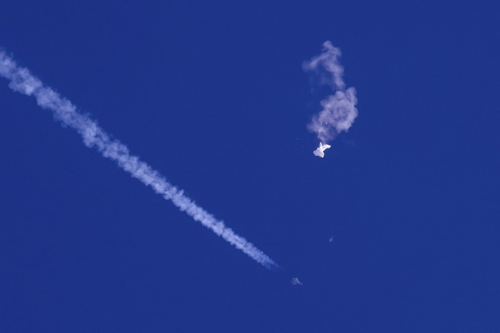 Az amerikai haderő lelő az ország légterében egy kínai léggömböt az Atlanti-óceán felett, a karolinai partoknál 2023. február 4-én. Az eszköz vélhetően Alaszka felől sodródott az amerikai kontinens fölé, jelenlétét az Egyesült Államokban január 31-én jelentették Joe Biden elnöknek.  Fotó: MTI/AP/Chad Fish/Chad Fish 