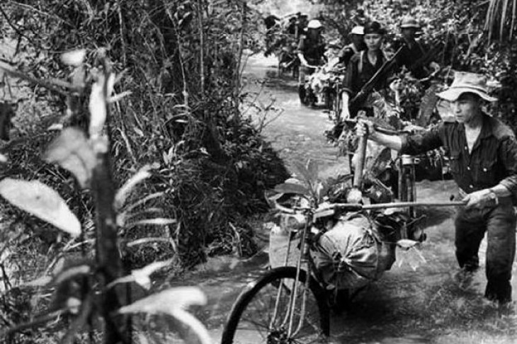 A Ho Si Minh-ösvényen utánpótlást szállító vietnámiak. Fotó: Wikimedia