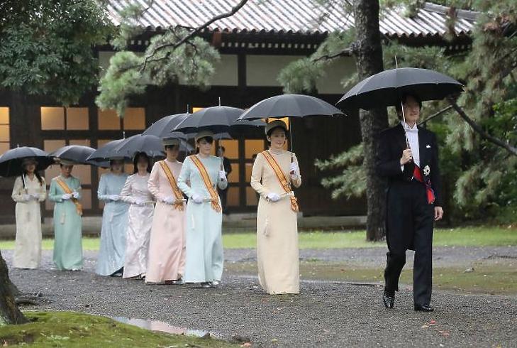 A nap képe: megkoronázták az új japán császárt   