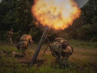 Ukrán katonák orosz állásokat lőnek a délkelet-ukrajnai Zaporizzsja régióban 2023. június 24-én. Fotó: MTI/AP/Efrem Lukackij