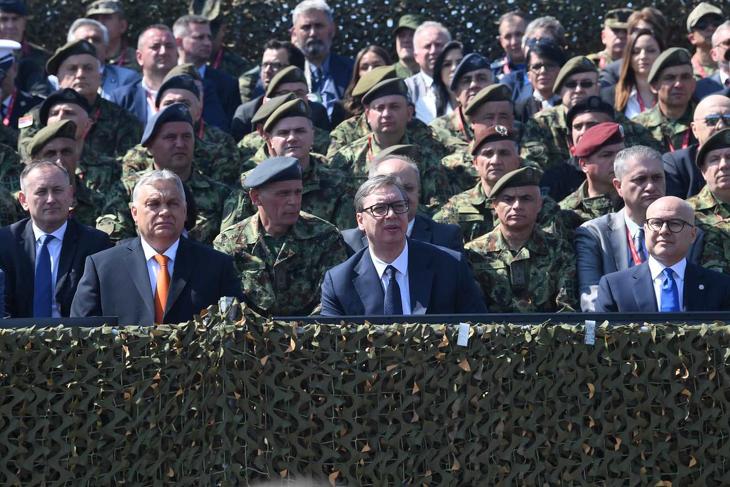 Vucic a dísztribünön katonákkal és egy régiós szövetségessel