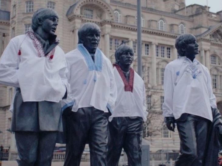 A Beatles együttes tagjaira is ukrán népviseletet húztak Liverpoolban a szolidaritás jegyében. Fotó: UNN  