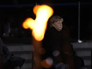 Fáklyák gyúltak Berlinben, katonai parádéval búcsúztatták Angela Merkelt