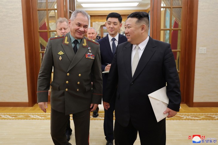Szergej Sojgu orosz védelmi miniszter óriási fegyverüzletet köthetett Kim Dzsongun észak-koreai vezetővel. Fotó: EPA / KCNA