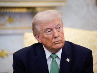 Donald Trump amerikai elnök a Micheál Martin ír miniszterelnökkel a washingtoni Fehér Ház Ovális irodájában tartott találkozóján 2026. március 17-én.

