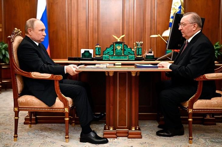 Vlagyimir Putyin a Nikolaj Tokarevvel való tárgyaláson is sokáig szorította az asztalt. Fotó: kremlin.ru