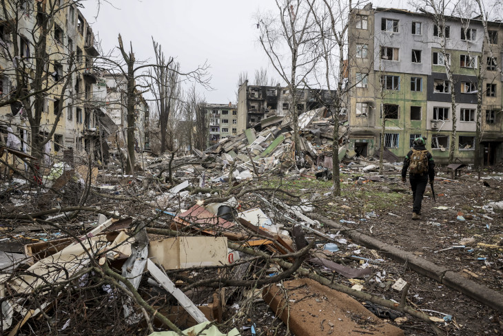 Totális háború &ndash; szétlőtt lakóházak a kelet-ukrajnai Donyecki területen fekvő Konsztantyinovkában 2025. december 20-án