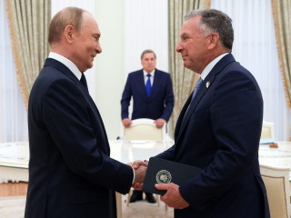 Vlagyimir Putyin orosz elnök (b) Steven Witkoffot, Donald Trump amerikai elnök különmegbízottját fogadja a moszkvai Kremlben 2025. augusztus 6-án. 