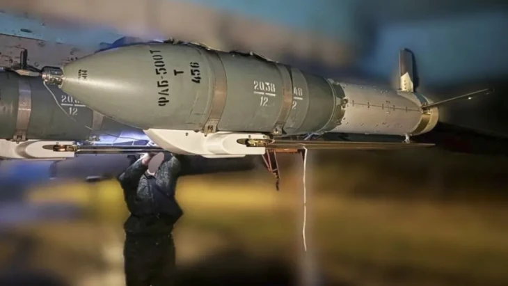 500 kilogrammos UMPK bomba egy orosz harci gépre szerelve, bevetésre várva