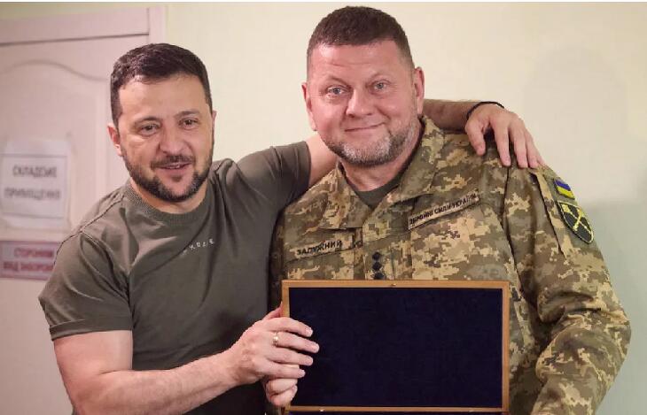Volodimir Zelenszkij ukrán elnök pisztolyt ajándékoz az akkor még főparancsnok Valerij Zaluzsnijnak