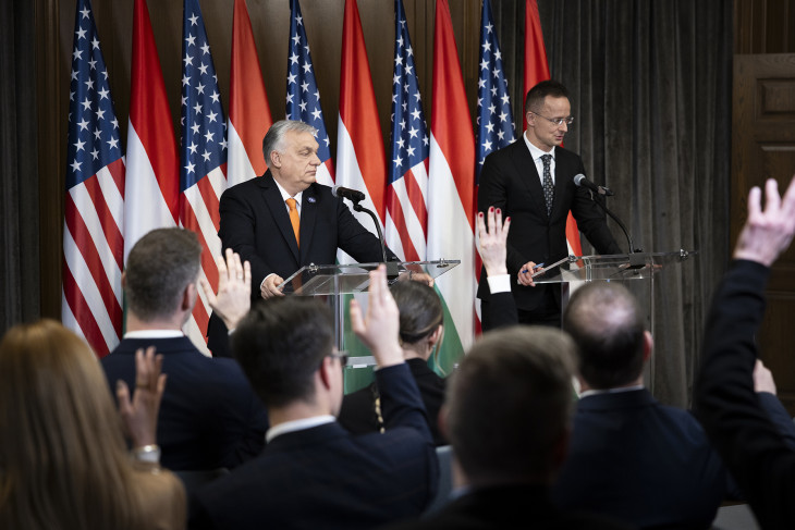 Orbán Viktor miniszterelnök a Donald Trump amerikai elnök által kezdeményezett Béketanács alakuló ülése után tartott sajtótájékoztatón Washingtonban 2026. február 19-én. Mellette Szijjártó Péter külgazdasági és külügyminiszter