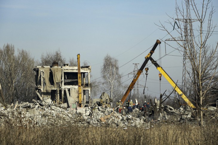 Romokat takarítanak el a rakétamadás által sújtott Makijivkában. Fotó:  MTI/AP