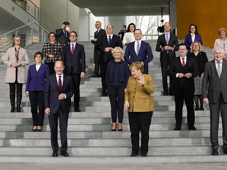 A nap képe: Merkelék vigyorogva vették a kabátjukat