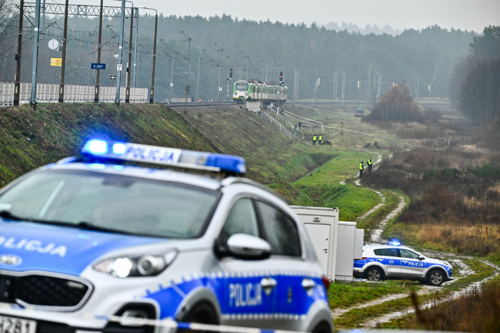 Megrongált vasúti pályaszakasznál vizsgálódnak a hatóságok a Varsó-Deblin vasútvonalon, a közép-lengyelországi Garwolin városnál levő Mika vasútállomás közelében 2025. november 17-én. Az előző napon pályarongálásról tett jelentést egy mozdonyvezető, az előzetes vizsgálat szerint robbantás okozta a kárt. Személyi sérülés nem történt.