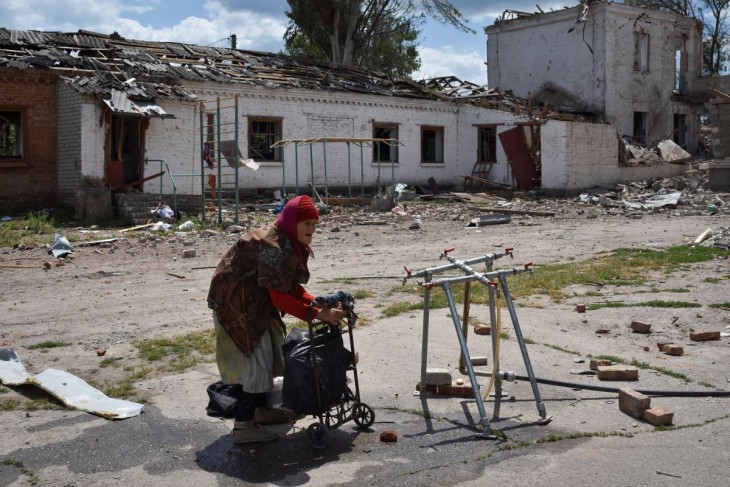 Romos épületek előtt egy öreg nő Orihivban 2023. július 10-én, miután orosz légitámadás érte a dél-ukrajnai Zaporizzsjai területen fekvő települést. Négy polgári személy életét vesztette, tizenegy megsebesült. Fotó: MTI/AP