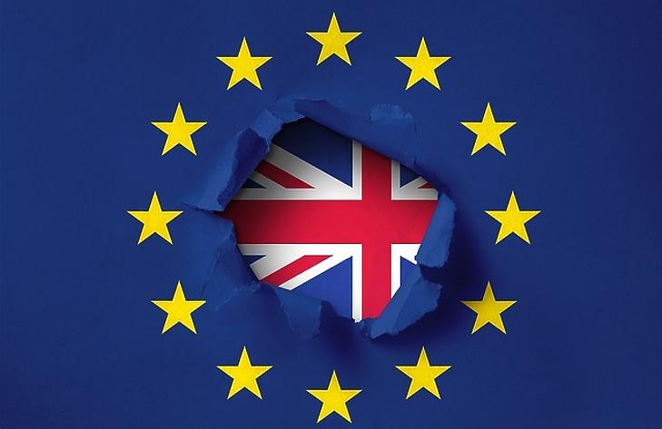 Egy vokson múlt, de éjjel megszavazták a Brexit további halasztását