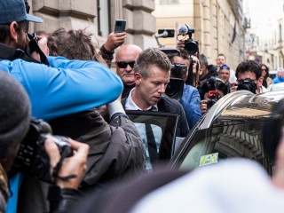 Magyar Péter a Fővárosi Nyomozó Ügyészségen történt meghallgatása után, 2024. március 26-án. 