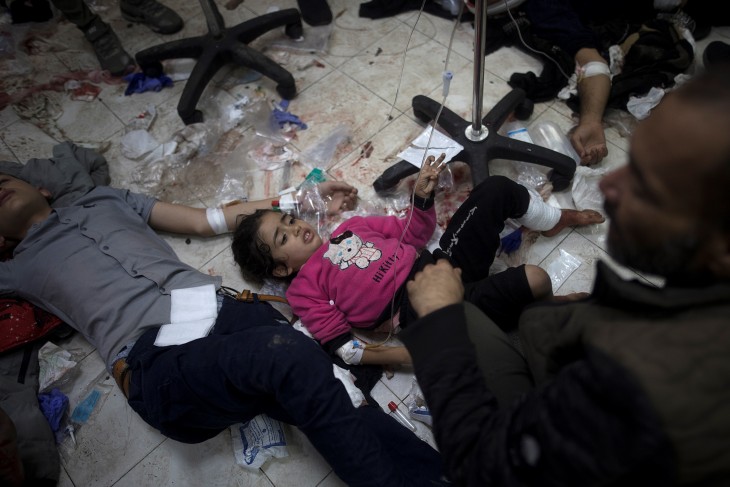 Izraeli légitámadásban megsebesült palesztin gyerekek egy kórházban Khan Yuniszban a Gázai övezet déli részén 2023. december 5-én. Fotó: EPA/HAITHAM IMAD 