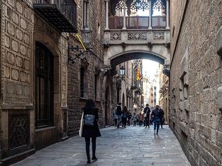 Elege lett a barcelonaiaknak a turistákból