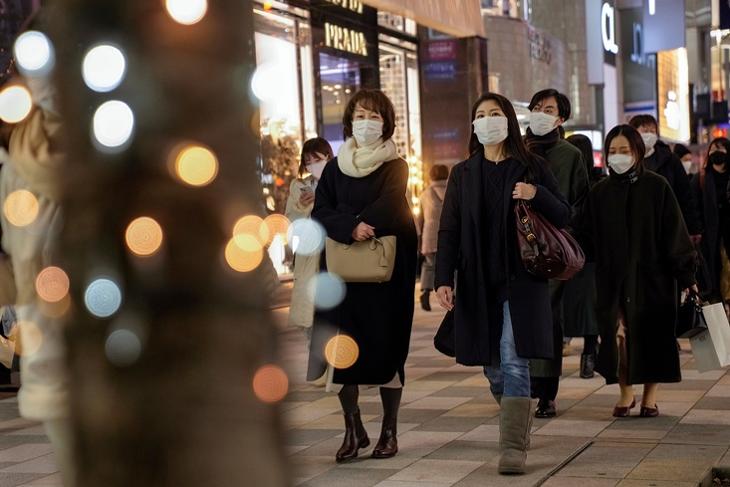 Az oltásról szabadon dönthetnek, de maszkot az utcán is hordanak a japánok. Járókelők Tokióban 2021. december 27-én. EPA/KIMIMASA MAYAMA
