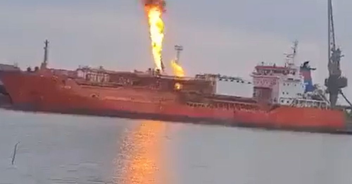 Betaláltak az orosz drónok: egy román falutól méterekre lángol egy olajtanker a Dunán