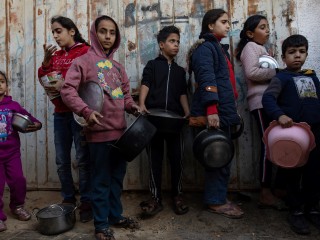 Menekült palesztin gyerekek állnak sorba élelemért a Gázai övezet déli részén fekvő Khan Juniszban 2024. január 9-én. Fotó: EPA/HAITHAM IMAD  