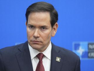 Marco Rubio amerikai külügyminiszter nyilatkozik a NATO kétnapos külügyminiszteri találkozójának második napi ülése után a szervezet brüsszeli székházában 2025. április 4-én.