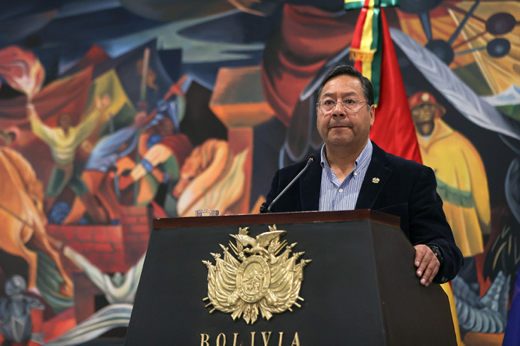 Luis Arce bolíviai elnök sajtóértekezletet tart La Pazban 2024. június 27-én, miután az előző nap Juan José Zúniga tábornok, a bolíviai hadsereg leváltott főparancsnoka államcsínyt kísérelt meg. A puccskísérlet nem sikerült, annak vezetőit őrizetbe vették