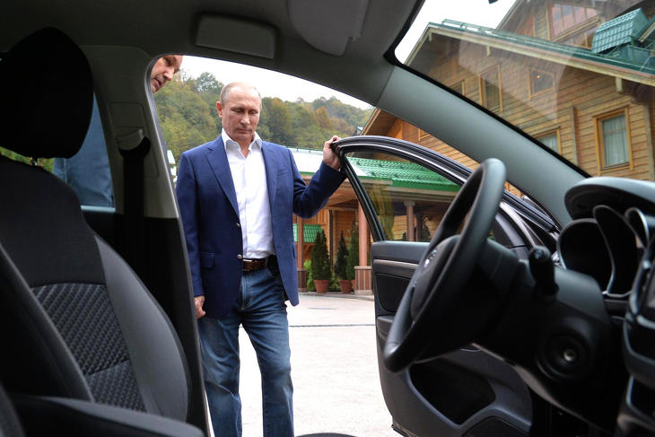 Szinte csak Ladát tudnak venni az oroszok, bezuhant az új autók eladása
