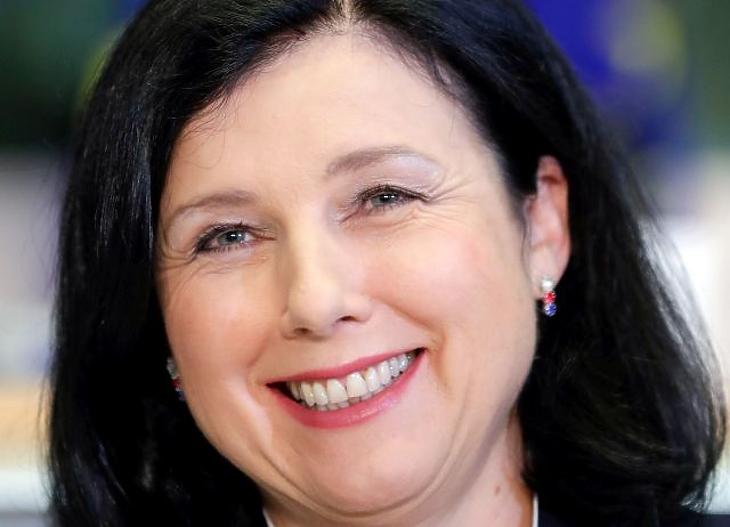 A nap képe: ilyen vidám biztosjelöltet még nem láttunk Brüsszelben