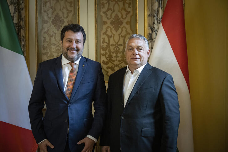 Orbán Viktor miniszterelnök és az olasz Liga párt vezetője, Matteo Salvini találkozója a Római Magyar Akadémián 2022-ben. 2024-ben egy pártcsaládba keverednek? 