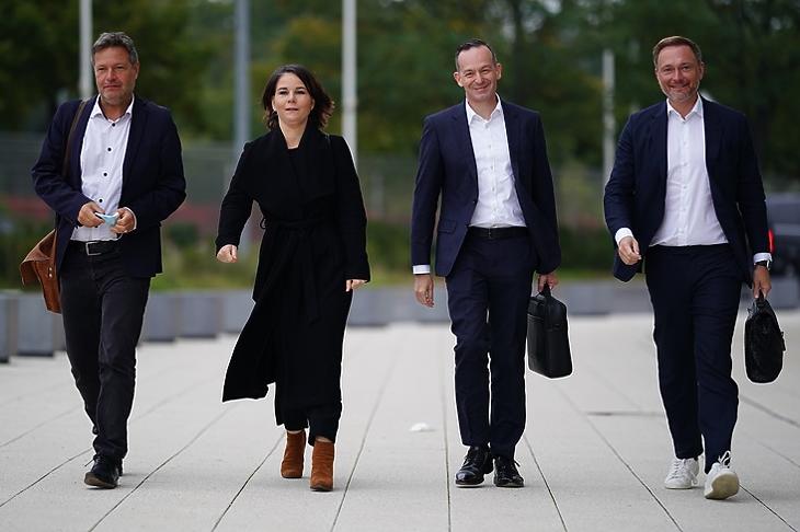 A királycsinálók, azaz a Zöldek és az FDP vezetői - Robert Habeck (Zöldek), Annalena Baerbock (Zöldek), Volker Wissing (FDP) és Christian Lindner (FDP) - érkeznek egy előzetes koalíciós egyeztetésre Berlinben 2021. október 11-én. Forrás: EPA/CLEMENS BILAN