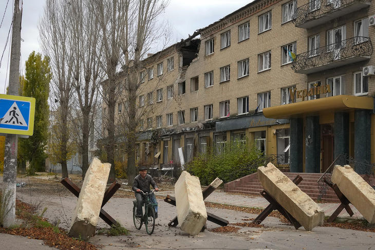 Tankelhárító akadályok a kelet-ukrajnai Donyecki területen fekvő Bahmut egyik szállodája előtt 2022. október 28-án. Fotó: MTI/AP/Efrem Lukackij 
