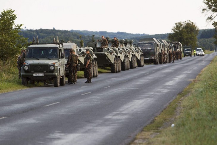 Katonai konvoj a Nagykanizsa-Gyékényes közötti úton, Nagykanizsa határában 2015-ben - ilyesmire lehet készülni most hétvégén is. Fotó: MTI / Varga György